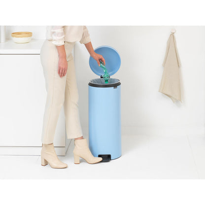 Brabantia NewIcon Treteimer, Mülleimer, Abfalleimer, Stahl, Dreamy Blue, 30 L, 202667