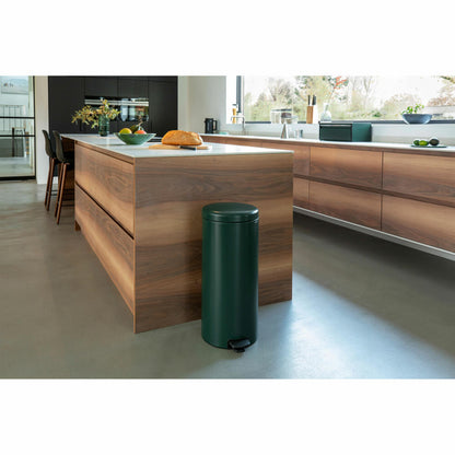 Brabantia Treteimer NewIcon, Abfalleimer, Mülleimer, Stahl, Pine Green, 30 L, 304088